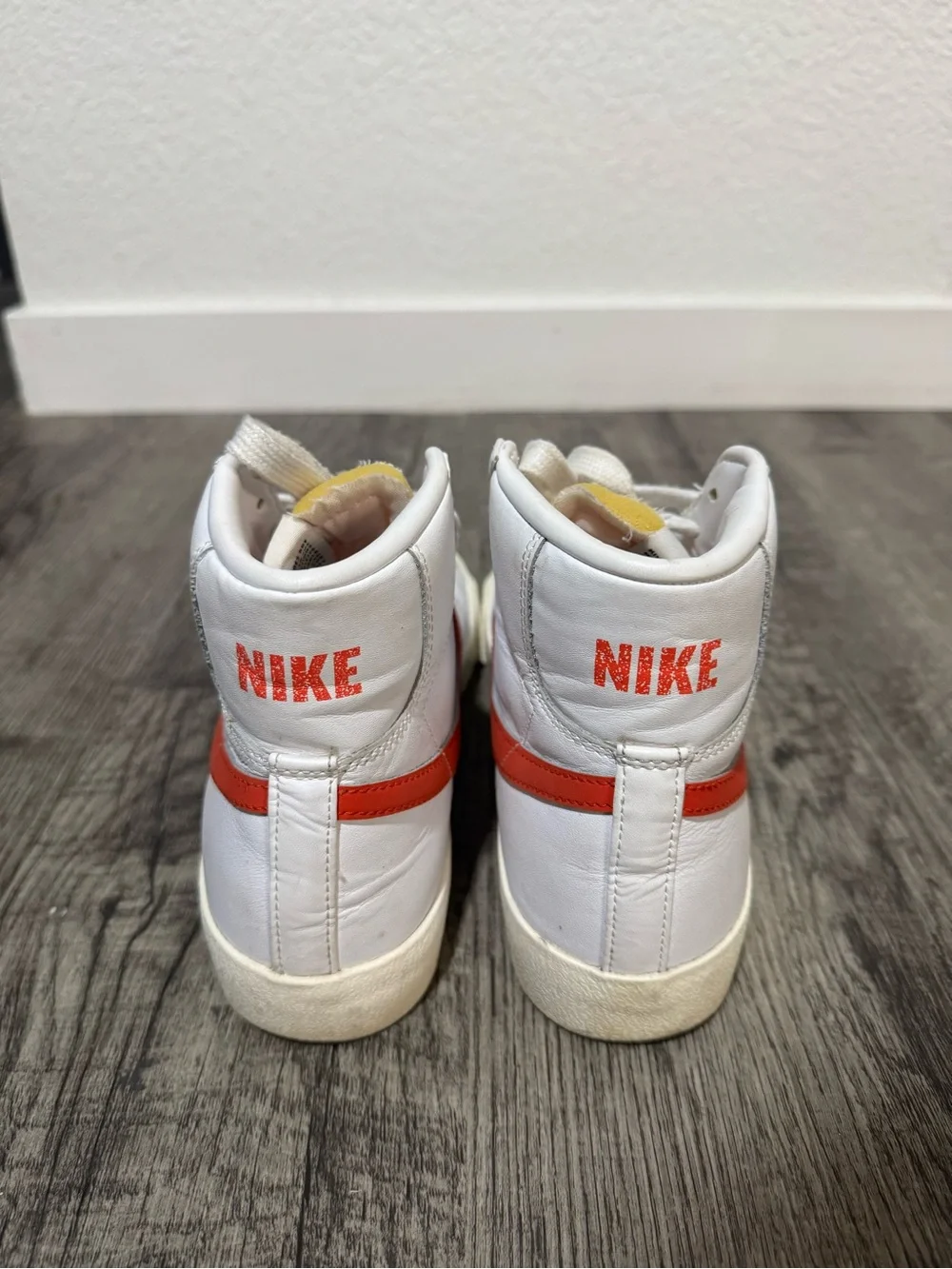Nike women’s Blazer Mid ’77 Vintage Habanero red